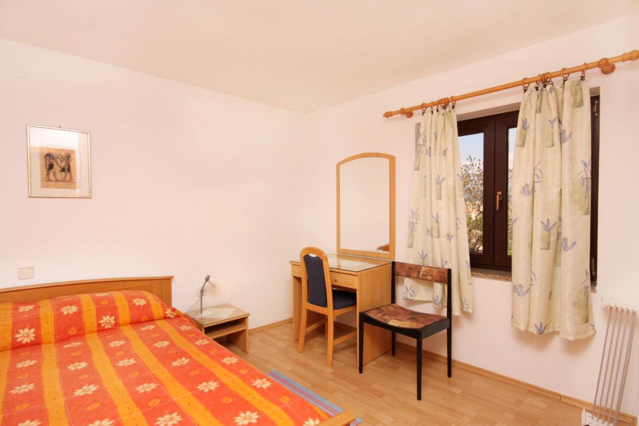 Apartments And Rooms With Parking Space Vrbnik, Krk - 5301 Екстериор снимка