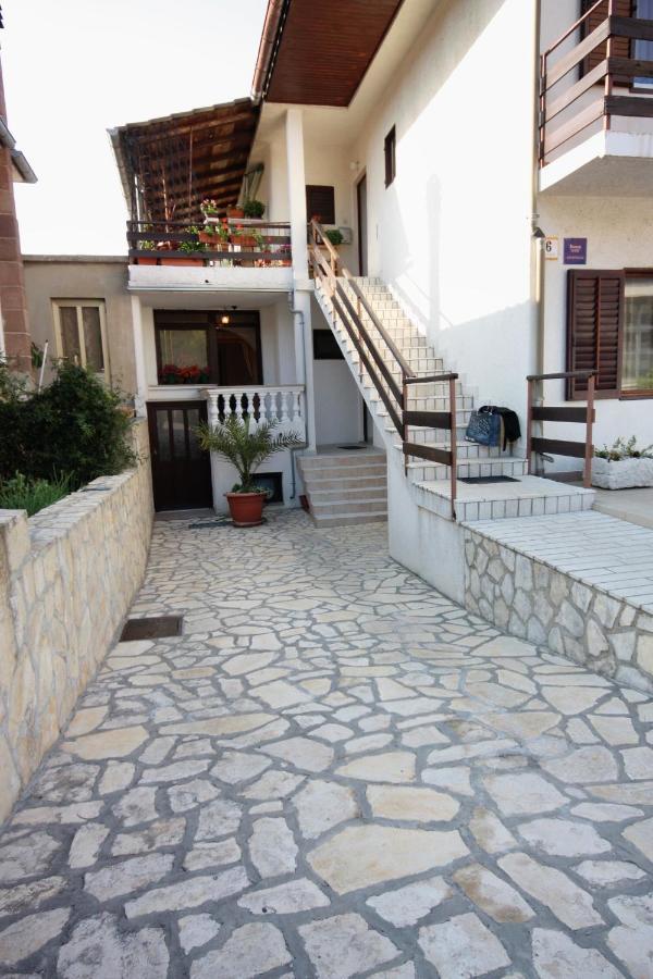 Apartments And Rooms With Parking Space Vrbnik, Krk - 5301 Екстериор снимка