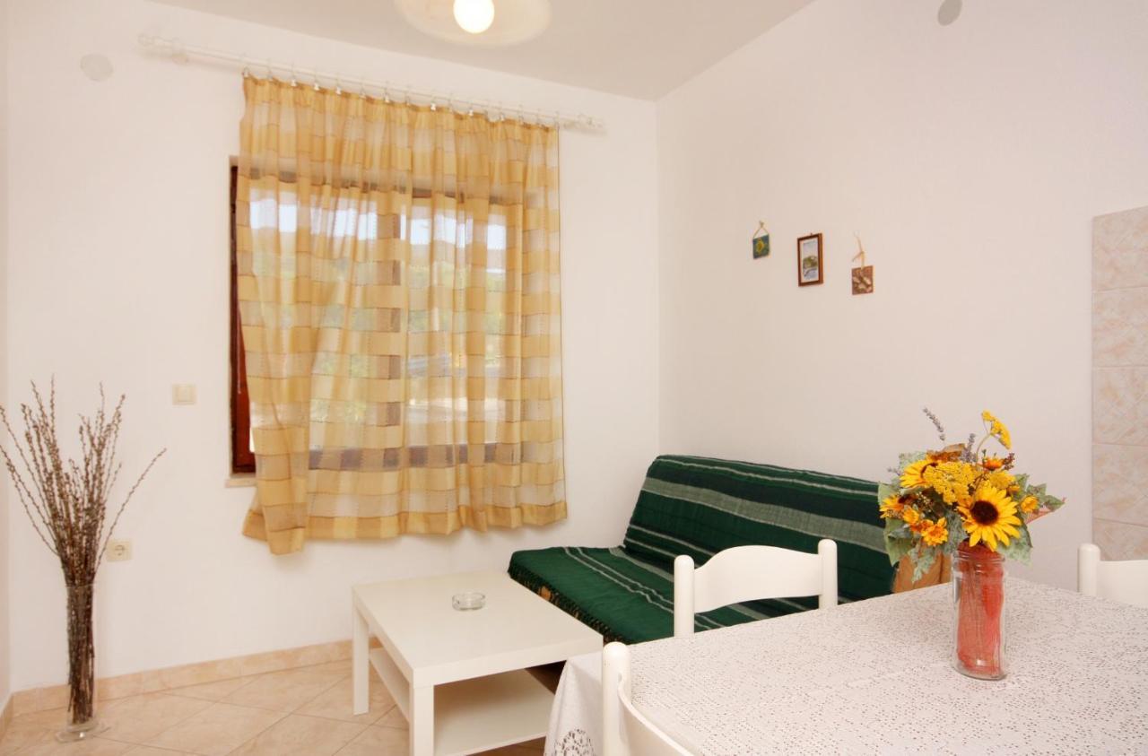 Apartments And Rooms With Parking Space Vrbnik, Krk - 5301 Екстериор снимка