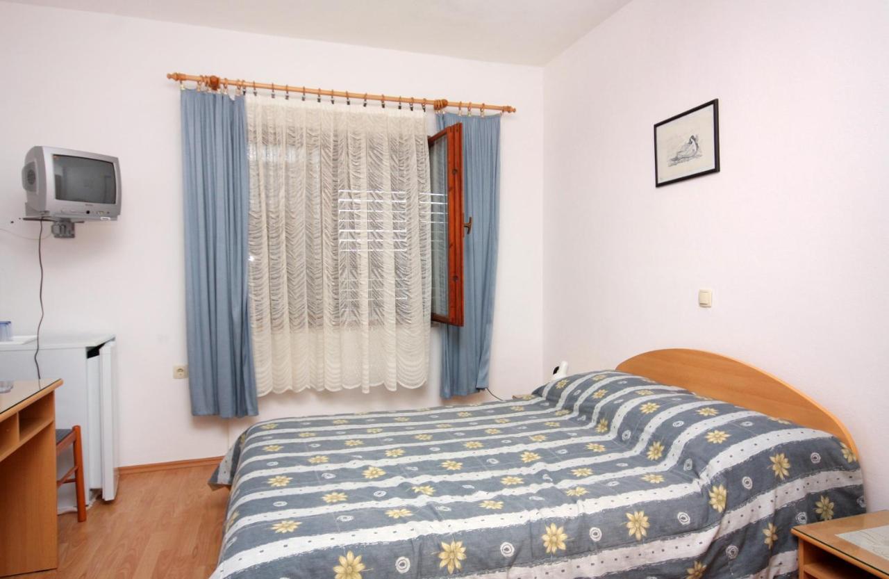 Apartments And Rooms With Parking Space Vrbnik, Krk - 5301 Екстериор снимка