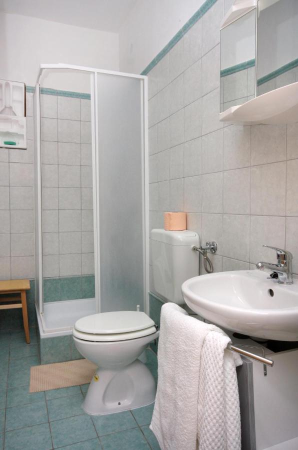 Apartments And Rooms With Parking Space Vrbnik, Krk - 5301 Екстериор снимка