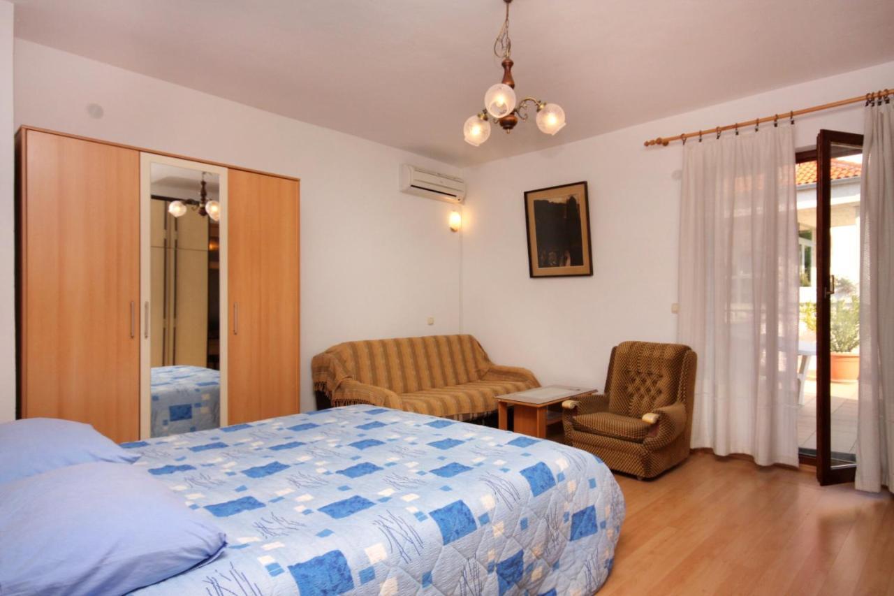 Apartments And Rooms With Parking Space Vrbnik, Krk - 5301 Екстериор снимка