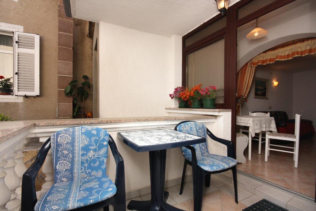 Apartments And Rooms With Parking Space Vrbnik, Krk - 5301 Екстериор снимка